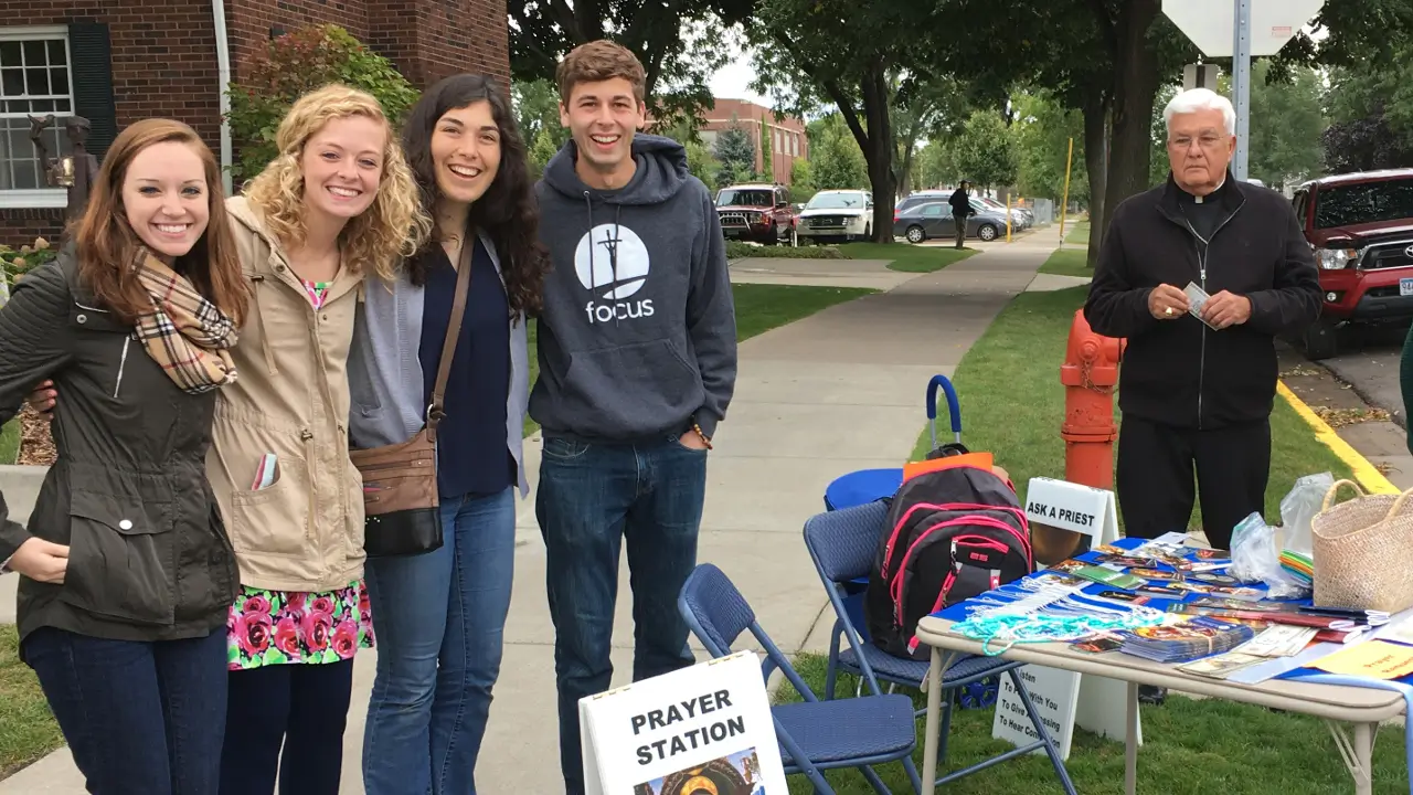 Evangelización en la Calle San Pablo: Proclamando el Evangelio en la plaza pública